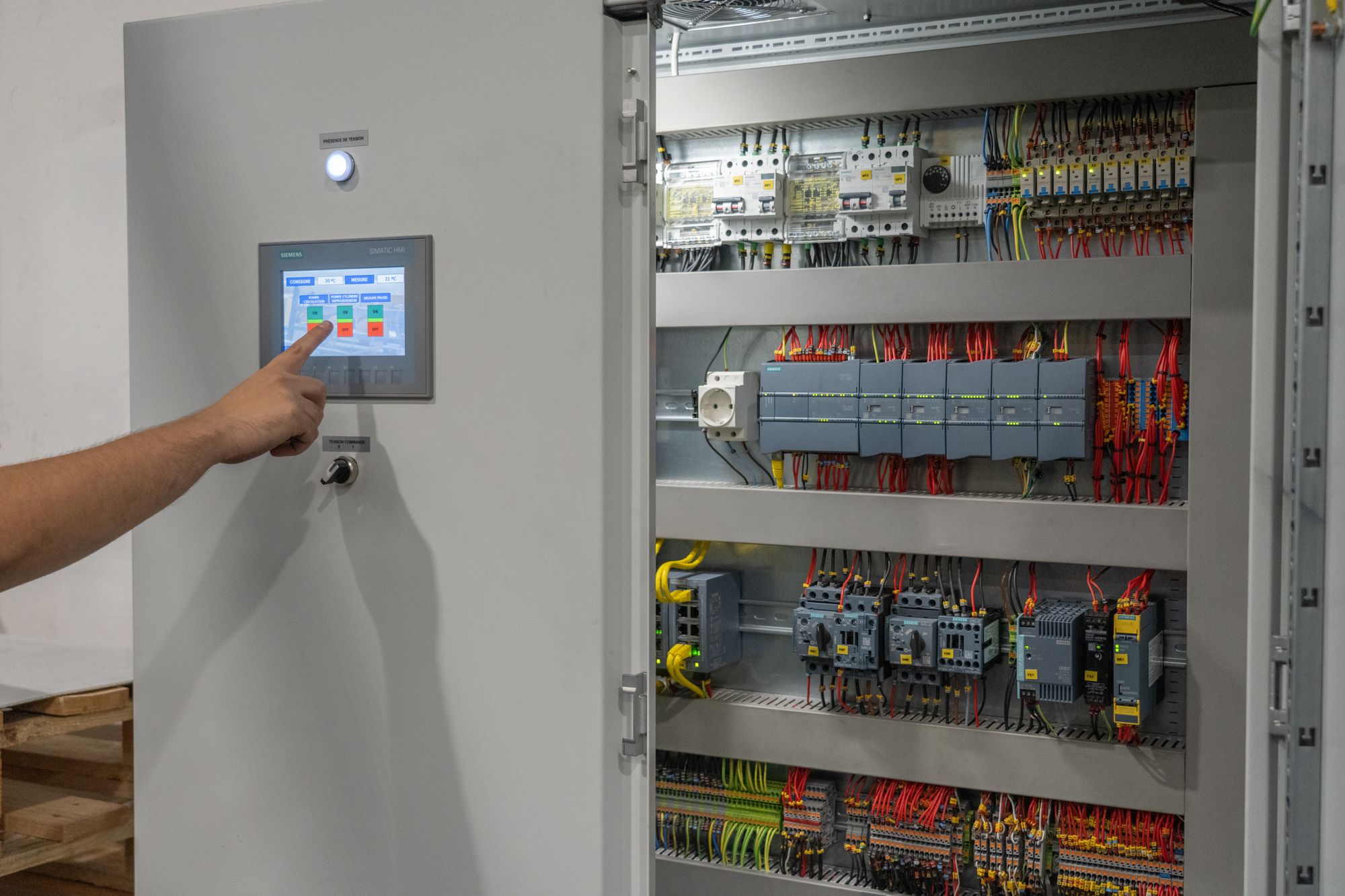 Cuadro de automatización con pantalla HMI