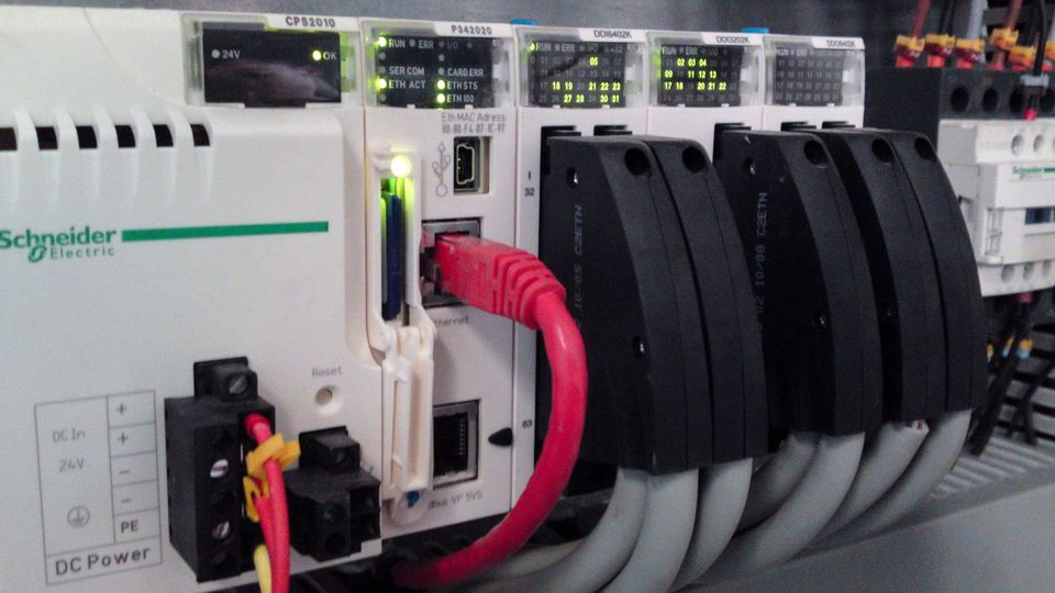 Autómata Schneider en una instalación en Tánger