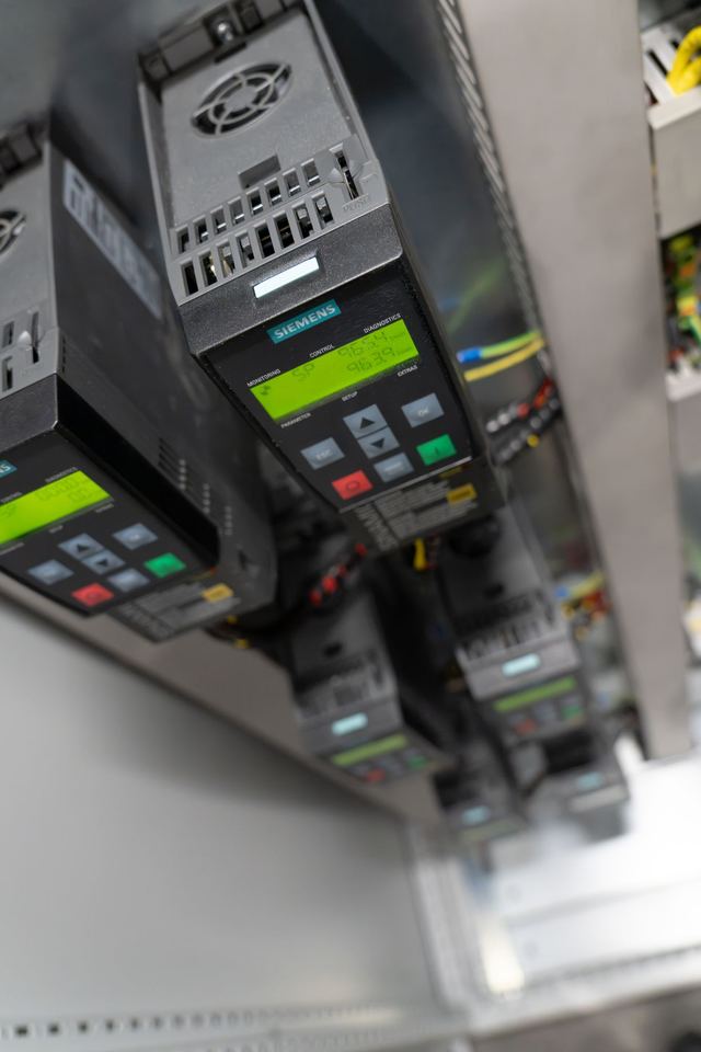 Variadores Siemens en el interior de un armario