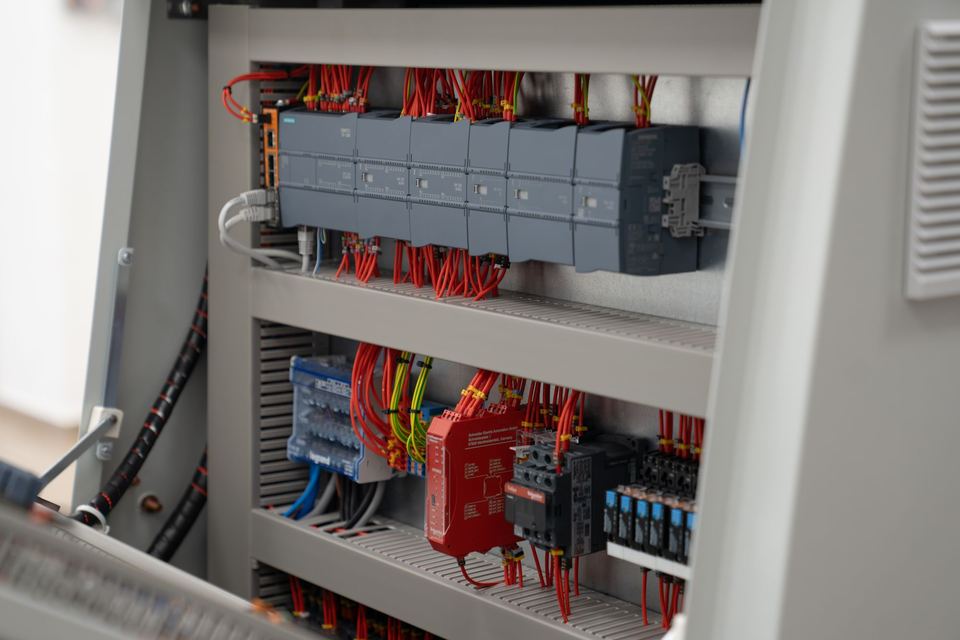 Esquema eléctrico, montaje y revisión de un cuadro de automatización