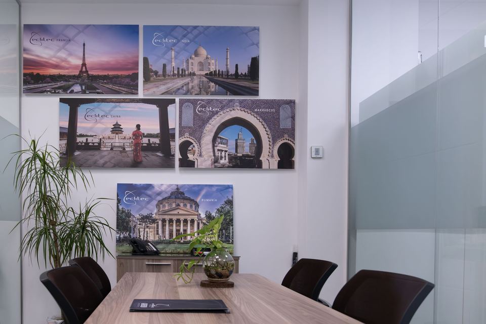 Sala de reuniones con fotos de nuestros proyectos internacionales
