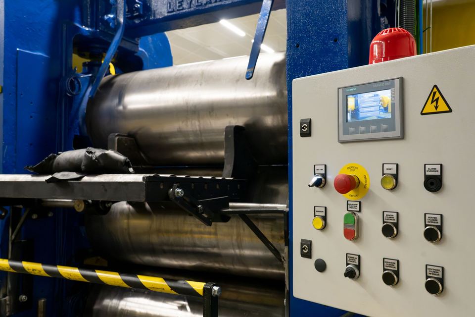 Pupitre con pantalla HMI y seta de emergencia en una máquina renovada