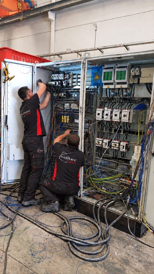 Técnicos de Eclitec trabajando en un cuadro en planta