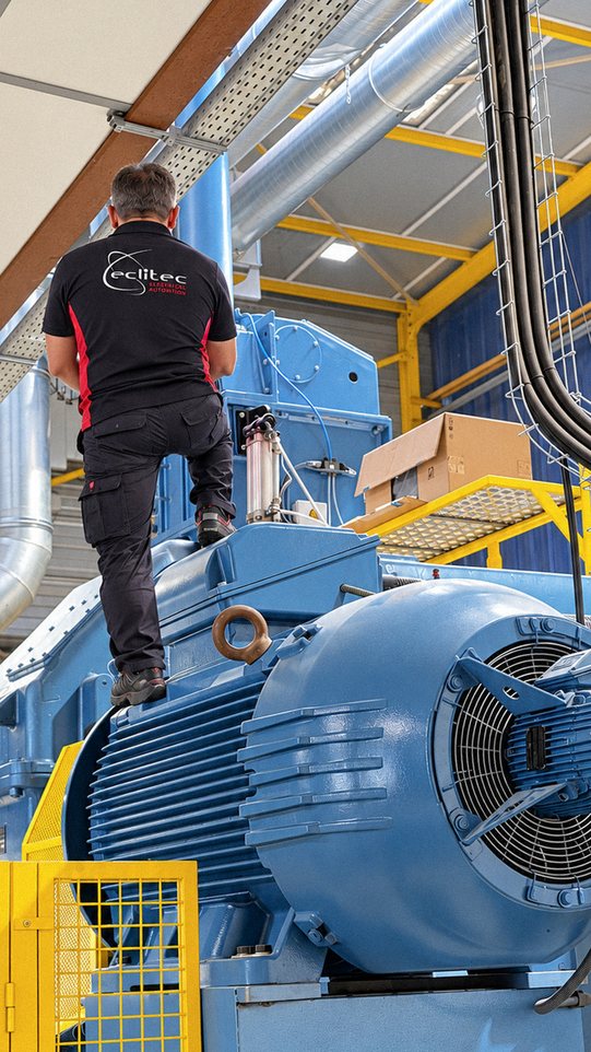 Técnico de Eclitec sobre un motor de gran potencia