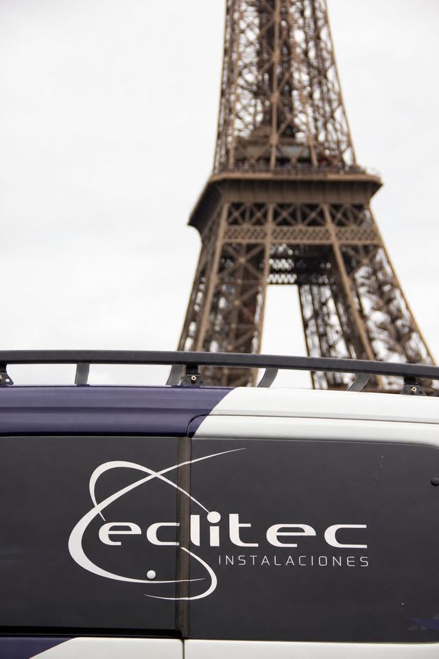Furgoneta de Eclitec ante la Torre Eiffel