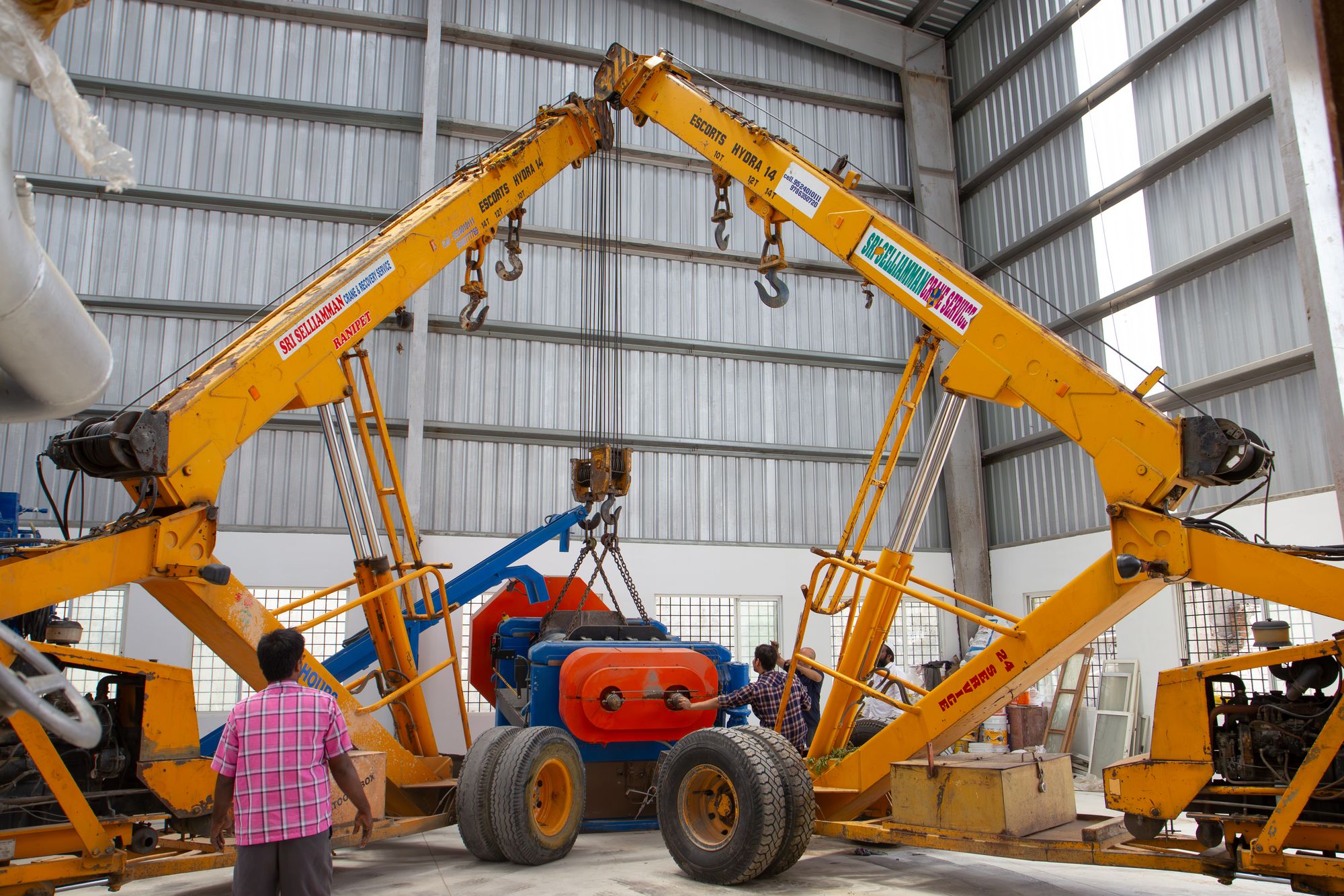 Elevación de una máquina durante un traslado en la India